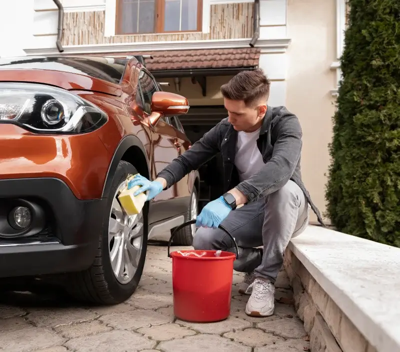 Lavage auto à domicile Mont-Cauvaire : professionnel intervenant sur un véhicule